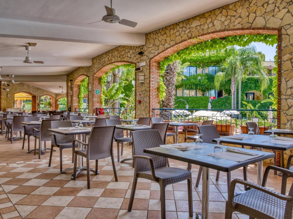 Hotel Caesar Palace Giardini Naxos Exterior foto